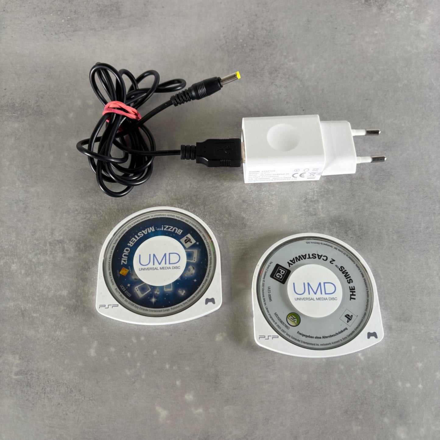 Sony PSP 1004 Bianco PLAYSTATION CONSOLE Con Caricatore E Giochi
